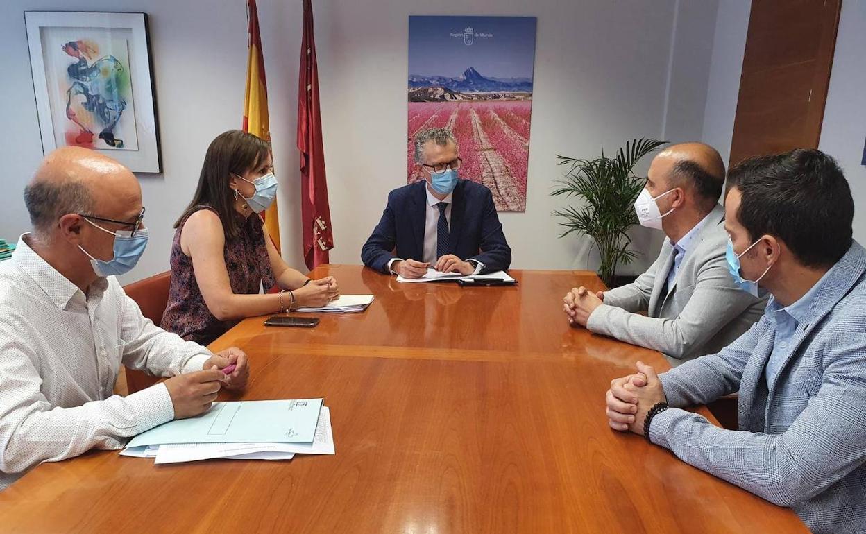 El consejero se compromete a iniciar este año las obras del tercer El consejero se compromete a iniciar este año las obras del tercer